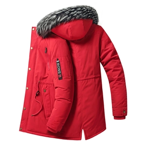 Dettaglio del parka rosso con cappuccio, collo in pelliccia e toppa del brand sulla manica