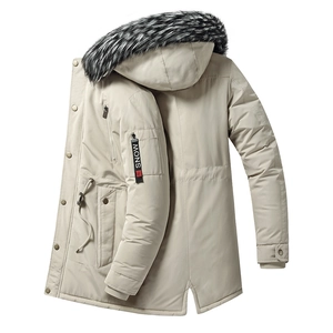 Dettaglio di un parka invernale con ampio cappuccio in ecopelliccia e tasca sulla manica