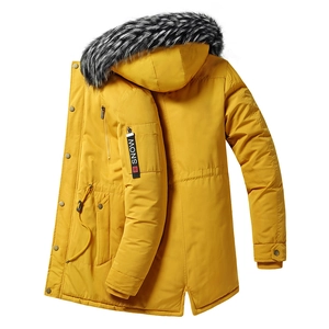 Dettaglio parka giallo da uomo con collo in ecopelliccia e patch decorativa sulla manica
