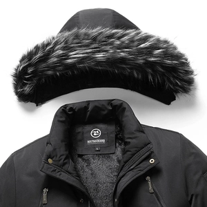 Dettaglio del parka invernale da uomo con cappuccio in eco-pelliccia e fodera in pile