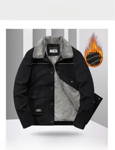 Detail der warmen schwarzen Cordjacke mit dickem grauem Fleecefutter und Free Spirit Label