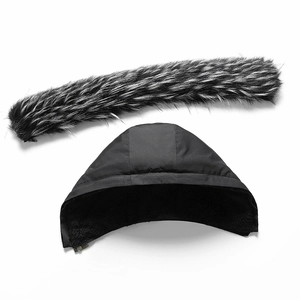 Dettaglio del cappuccio nero staccabile con fodera in peluche e bordo in pelliccia