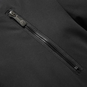 Dettaglio macro della cerniera diagonale su un caldo cappotto invernale nero da uomo