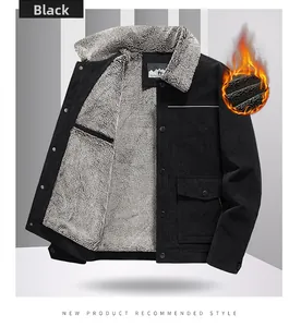 Detail der schwarzen Cordjacke mit warmem grauem Sherpa-Futter und Knopftaschen