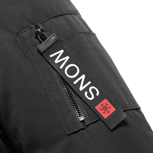 Dettaglio della manica della giacca da uomo con tasca con zip e cinturino logo MONS