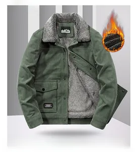 Detail der grünen Cordjacke mit dickem grauem Fleecefutter und Logo-Patch