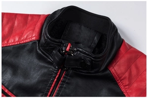 Detail der rot-schwarzen Lederjacke mit Stehkragen, Metallschnalle und warmem Plüschfutter