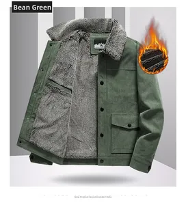 Detail der Herren Cordjacke in Grün mit dickem grauem Fleece-Futter und Metallknöpfen