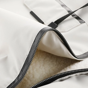 Detail der Kapuzenjacke mit warmem weißem Fleecefutter und robustem schwarzem Reißverschluss