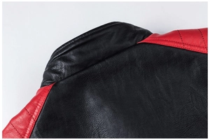 Detailaufnahme der schwarzen Lederjacke mit roten Einsätzen und feiner Ledernarbung