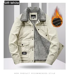 Detailaufnahme der cremeweißen Cordjacke mit warmem Fleecefutter und einer Brusttasche