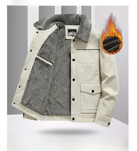 Detailansicht der beigen Cordjacke für Herren mit grauem Lammfellimitat-Futter