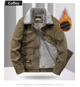 Detail der braunen Cordjacke mit weißem Lammfellimitat-Futter und vorderen Klappentaschen