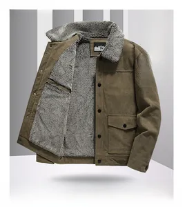 Detailansicht der braunen Cordjacke mit warmem grauem Fleecefutter und Texturdetails