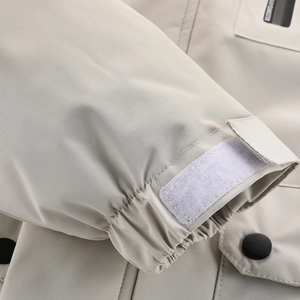 Nahaufnahme der verstellbaren elastischen Bündchen mit Klettverschluss an der Khaki Jacke