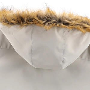 Detailansicht des Pelzbesatzes und winddichten Stoffes einer beige Kapuzen-Parkajacke