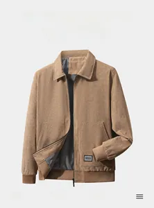 Detalle de chaqueta de pana caqui con puños acanalados y elegante etiqueta de cuadros