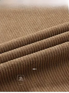 Primer plano de la textura de pana marrón con detalles cortavientos y acabado suave