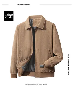 Detalle de chaqueta de pana caqui con puños acanalados, cremallera y textura