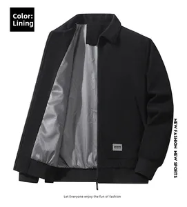 Detalle del forro a rayas de chaqueta de pana negra con parche de moda fashion