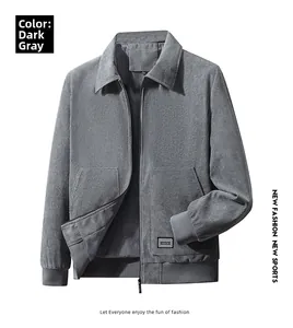 Detalle de chaqueta de pana gris oscuro con cuello clásico y cierre de cremallera metálica