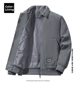 Detalle del forro de la chaqueta de pana gris oscuro con cremallera y etiqueta