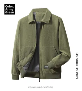 Detalle de chaqueta de pana verde militar con puños acanalados y textura fina