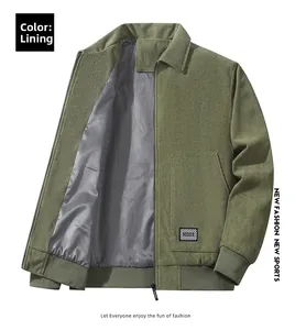Detalle de chaqueta de pana verde militar con forro de rayas grises y etiqueta interior