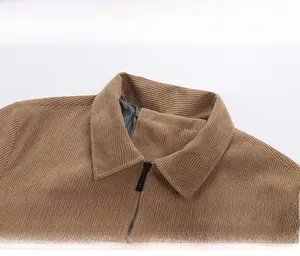 Detalle del cuello de chaqueta de pana con cremallera y forro interior de rayas