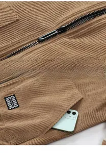 Primer plano detallado de la chaqueta de pana marrón con cremallera y bolsillo moderno