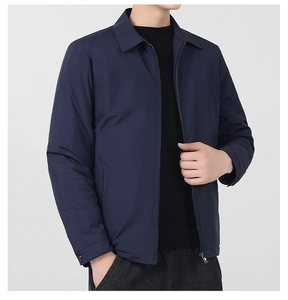 Dettaglio di piumino invernale blu navy con cerniera in metallo e tessuto antivento di alta