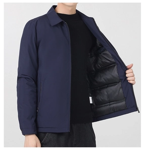 Dettaglio del piumino invernale blu navy con fodera trapuntata nera e cerniera metallica