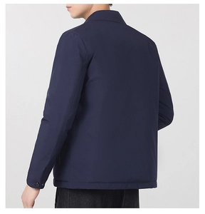 Vista posteriore del piumino da uomo blu navy in tessuto antivento con collo baseball