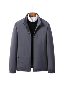 Doudoune grise pour homme avec col montant et fermeture éclair pour un style chic décontracté
