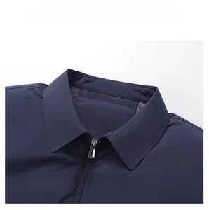 Dettaglio del colletto della giacca invernale blu navy con cerniera metallica e tessuto pregiato