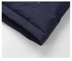 Dettaglio dell'orlo antivento blu navy e cuciture fini di un piumino invernale da uomo
