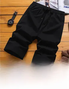 Flachbild von schwarzen Baumwoll-Freizeitshorts mit Kordelzug auf Holzgrund