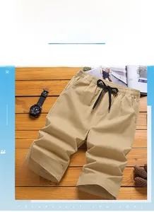 Flachbildaufnahme von khakifarbenen Cargo-Shorts mit elastischem Bund und Kordelzug