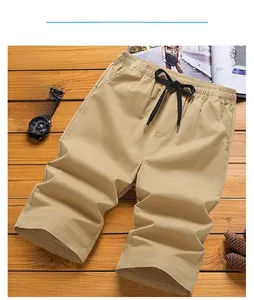 Flachbild von khakifarbenen Herren-Baumwollshorts mit elastischem Kordelzug am Bund