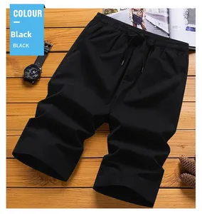 Detailansicht der schwarzen Cargo-Shorts mit Kordelzug und praktischen Seitentaschen