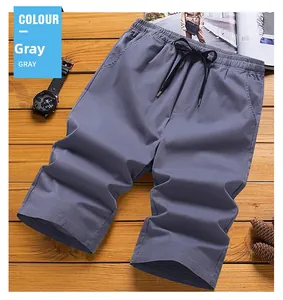 Flache Ansicht der grauen Herren-Freizeitshorts mit Gummizug und Kordelzug auf Holzboden
