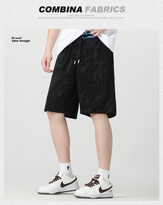 Dettaglio macro dei pantaloncini neri da uomo in tessuto jacquard con coulisse elastica