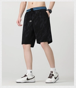 Dettaglio dei pantaloncini da uomo in tessuto strutturato e fascia elastica a righe