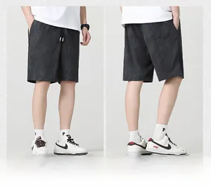 Dettaglio fronte e retro di pantaloncini casual da uomo con elastico e coulisse in vita
