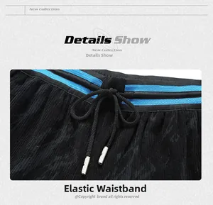 Dettaglio dell'elastico in vita a righe blu e coulisse con punte in metallo