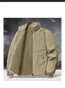 Details der khakifarbenen Outdoor-Jacke mit atmungsaktivem Netzfutter und Reißverschlüssen