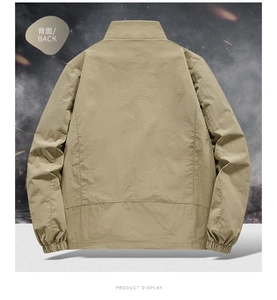 Rückansicht der khakifarbenen Outdoor-Jacke mit Stehkragen und Rippbündchen im Filmstil