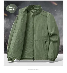 Detail der armeegrünen Jacke mit atmungsaktivem Netzfutter und robustem Reißverschluss