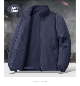 Detailansicht der dunkelblauen Funktionsjacke mit atmungsaktivem Netzfutter und Reißverschluss