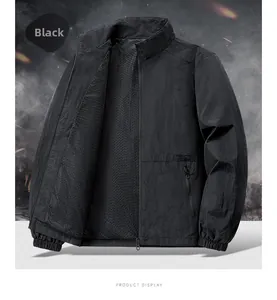 Detailansicht der schwarzen Windjacke mit Fokus auf das atmungsaktive Mesh-Innenfutter-Gewebe
